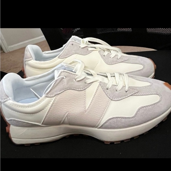 New balance  327 size 10 - Picture 1 of 3